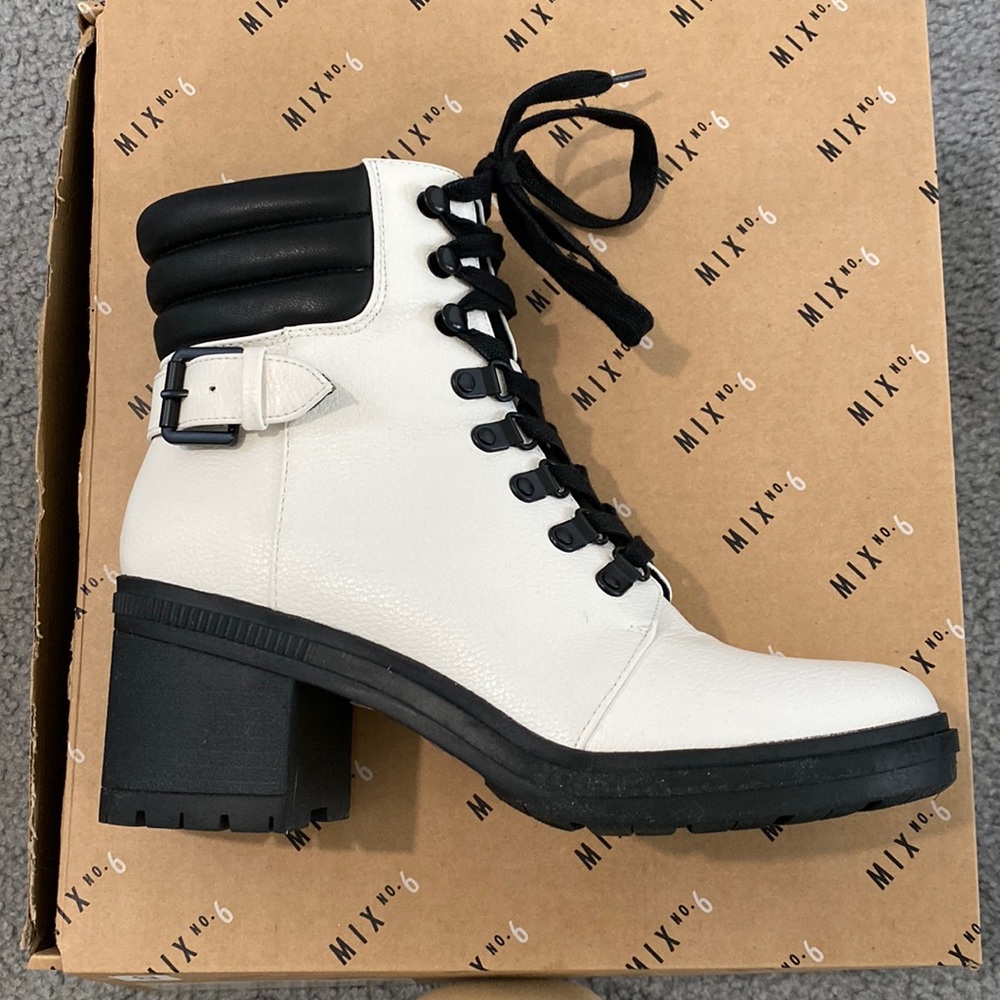 New with tag white heel boot